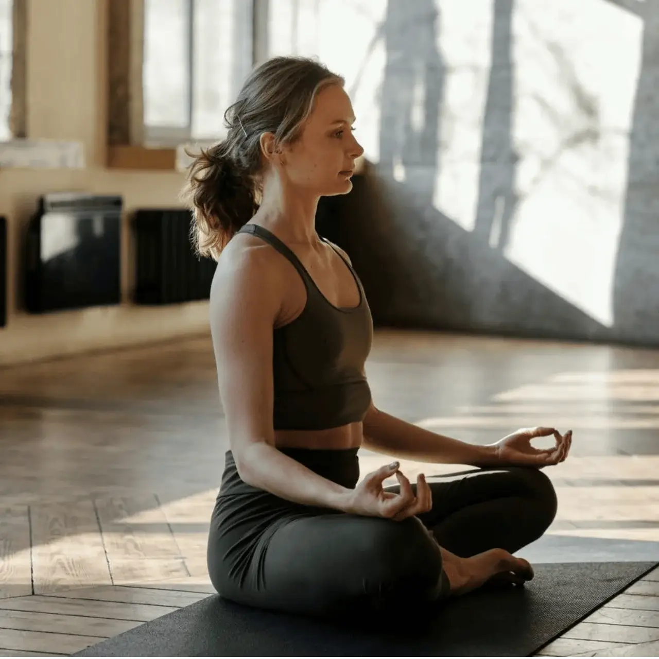 Suma CBD a la práctica de yoga: una forma natural de mejorar la salud física y menta
